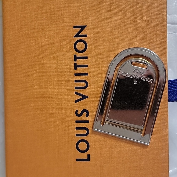 LV $ CLIP - Picture 1 of 1